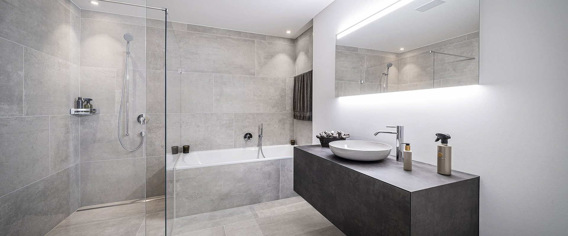 Modernes Badezimmer mit grauen Platten